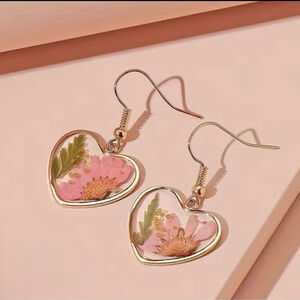 NEW Gold Pink Pressed Flower Heart Earrings Resin Floral Dangle Earrings NWT
